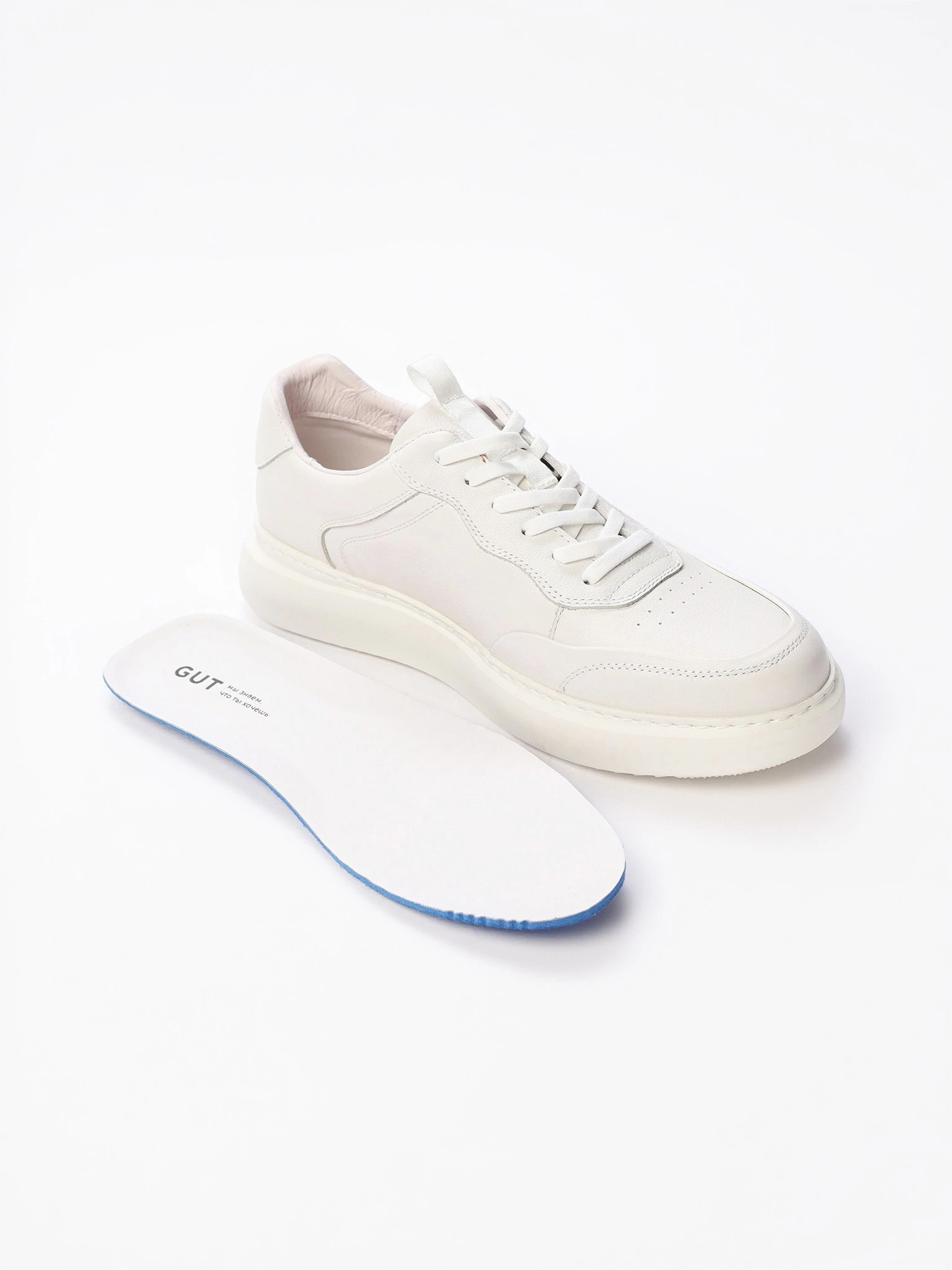 Кроссовки белого цвета из зернистой кожи на средней подошве